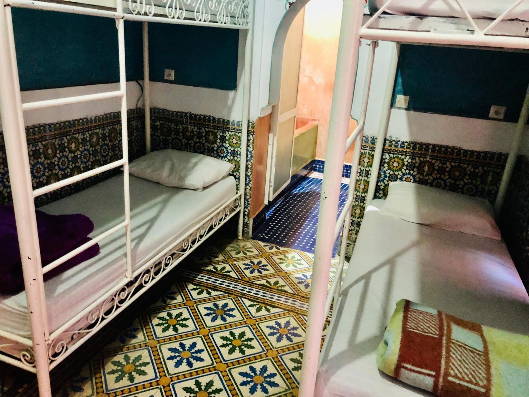 Cama num Dormitório com 8 Camas